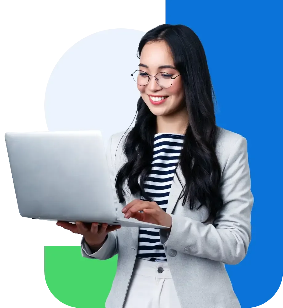 Mulher sorridente usando laptop